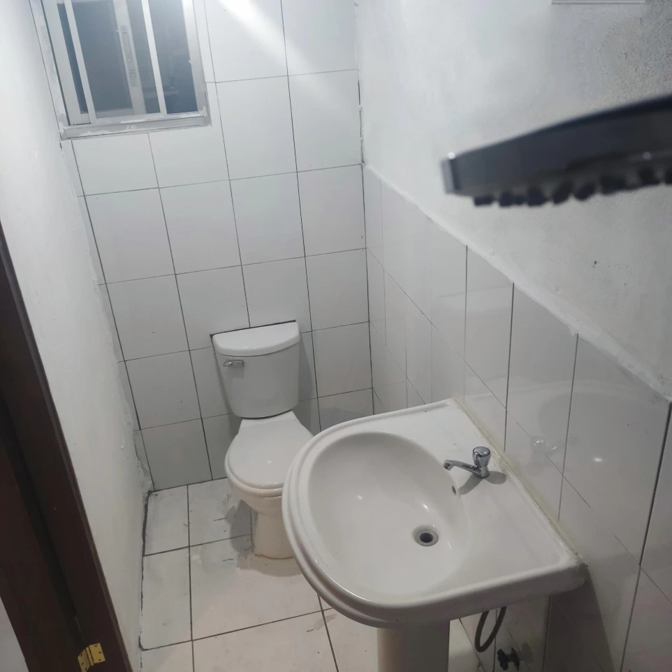 Baño de habitación en Condado del Rey Panamá